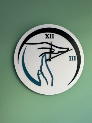 DRVENI SAT SA LOGOTIPOM