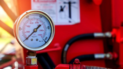De ce scade presiunea într-un sistem hidraulic: 7 cauze frecvente (ghid practic de diagnostic)