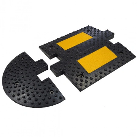 Segment usporivača brzine (ležeći policajac) dimenzija 500x500x50mm sa žutim reflektujućim trakama, sa bočnom jedinicom dimenzija 250x500x50mm