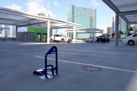 Pametna parking barijera Parklio na spoljašnjem parkingu