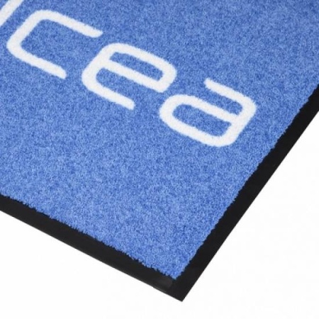 Plavi štampani otirač 199 Logo Imperial™ sa belim logotipom i crnim oivičenjem.
