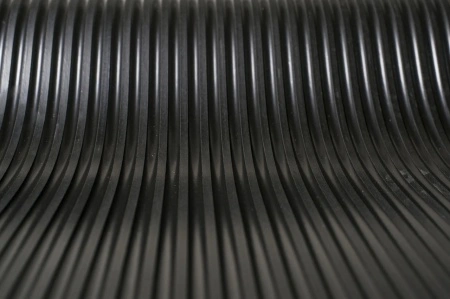 Elektroizolaciona guma DEK3-S1-2, detalj široko rebrastog S1 profila, širina 1300 mm, debljina 5 mm