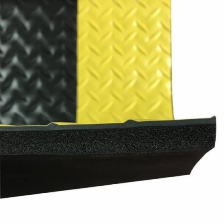 Bočni presek ergonomske industrijske podloge Diamond Trax debljine 17 mm sa EPDM amortizacionim slojem i kosim sigurnosnim ivicama