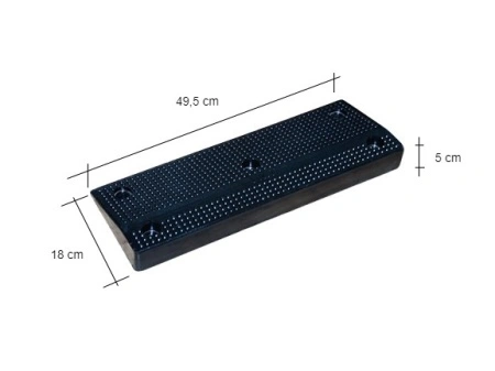 Gumena rampa platforma – bočni element dimenzija 49,5 x 18 x 5 cm, crne boje, sa prikazanim merama i montažnim rupama.