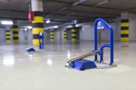 Pametna parking barijera Parklio Model X postavljena u podzemnoj garaži