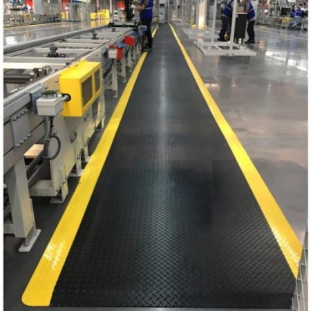 Ergonomska industrijska podloga Diamond Trax postavljena uz proizvodnu liniju za dugotrajno stajanje i bezbedan rad