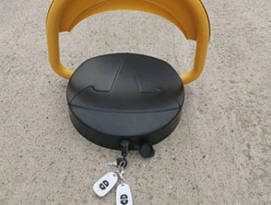 Parking barijera sa daljinskim upravljannjem u uspravnom položaju sa ključem u bravici