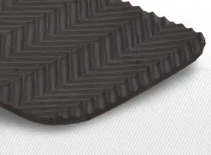 Reljefna SBR guma sa šarom parketa u crnoj boji – makro detalj površine