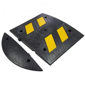 Segment usporivača brzine (ležeći policajac) dimenzija 500x600x45mm i  bočna jedinica dimenzija 150x600x45mm
