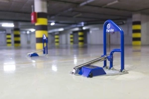 Pametna parking barijera Parklio Model X postavljena u podzemnoj garaži