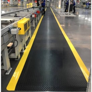 Ergonomska industrijska podloga Diamond Trax postavljena uz proizvodnu liniju za dugotrajno stajanje i bezbedan rad