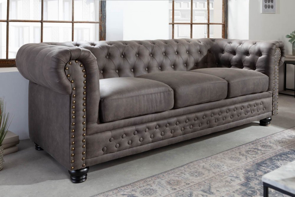 Driezits-Chesterfield-bank, -fauteuil en -poef van microvezel met verouderd leereffect EDWINA Driezits-Chesterfield-bank, -fauteuil en -poef van microvezel met verouderd leereffect EDWINA