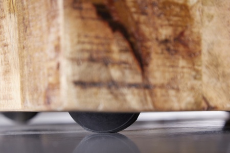 Massieve bijzettafel 40cm gevlamd mangohout op wielen - Img 5