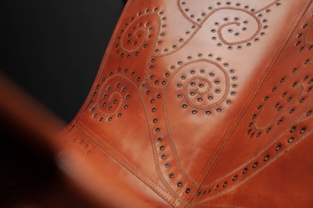 Retro loungestoel BUTTERFLY lichtbruine lederen bekleding met decoratieve klinknagels - Img 7