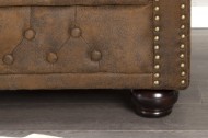 Chesterfield fauteuil 110cm antiek bruin met knoopsluiting en veerkern