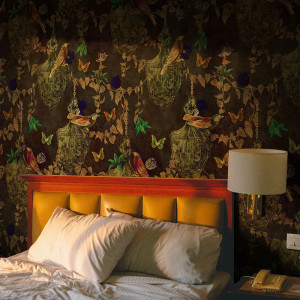 Majestic Memoir Black silk Behang