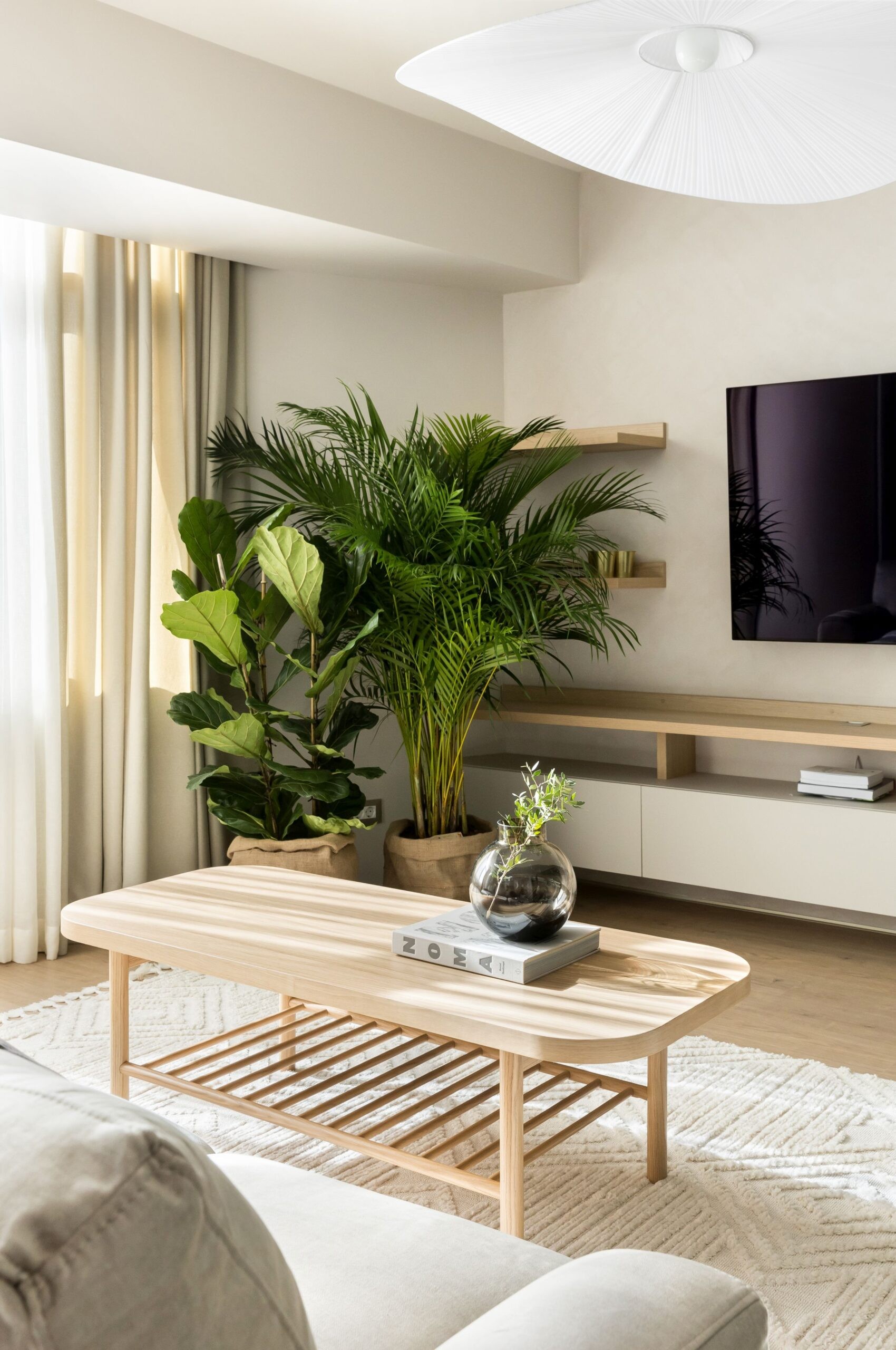 Livingul cu Ficus Lyrata și Dypsis Lutescens