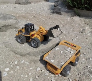 Huina játék buldózer távirányítóval, fém fülke és vödör, 9 funkció, 1:18 méretarány, 2.4GHz - Img 9