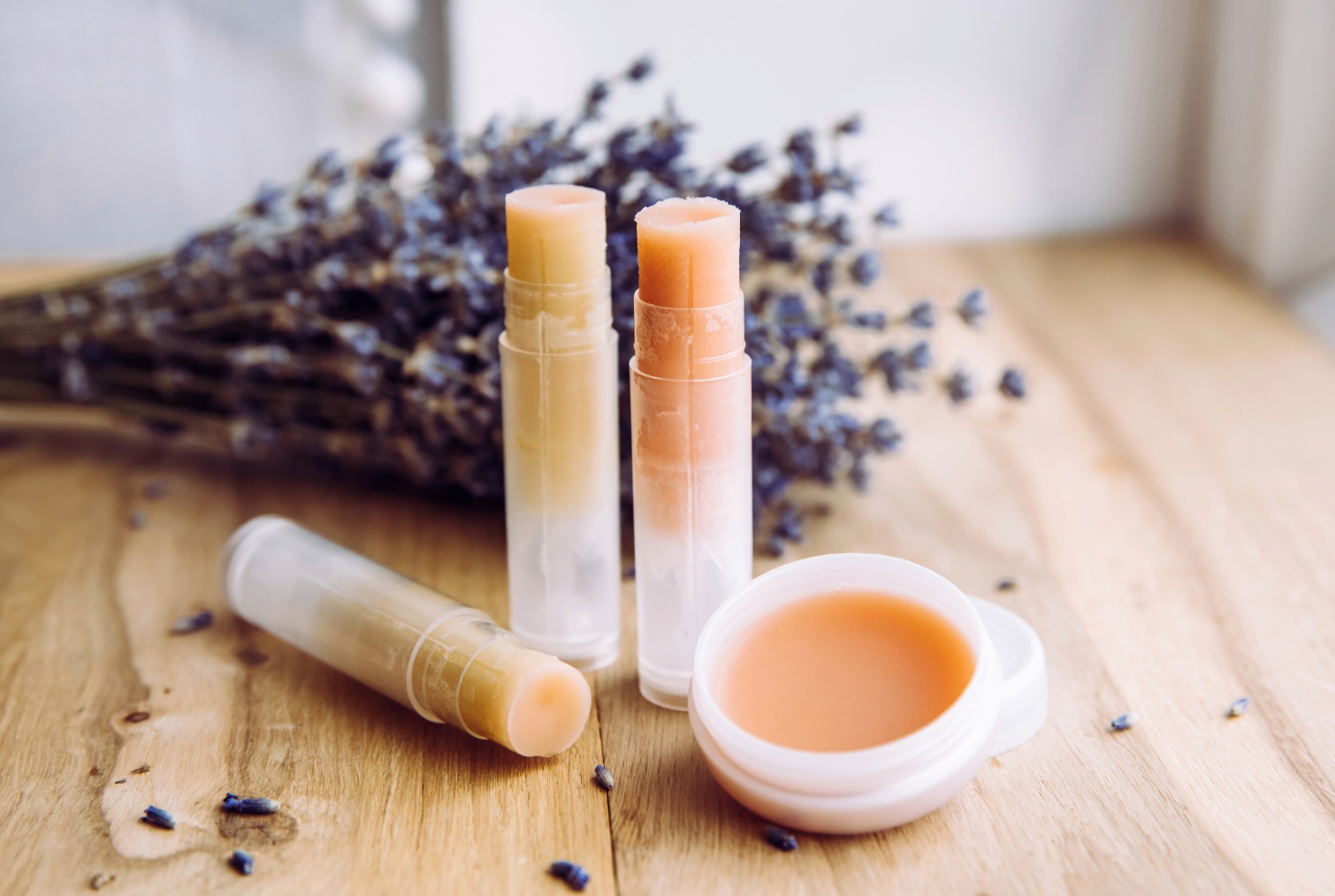 Unt nutritiv de buze cu aromă tropicală