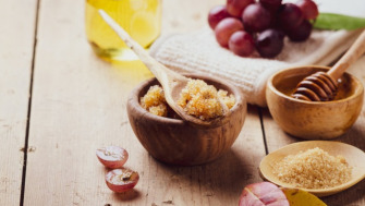 Scrub natural pentru corp – reteta completa și personalizabila cu uleiuri Plant Therapy