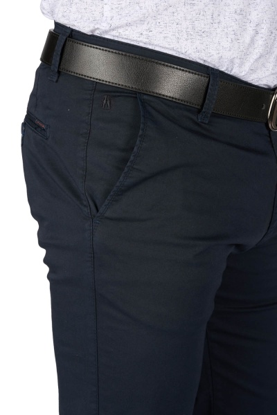 Pantaloni din bumbac bleumarin, cu buzunare laterale discrete