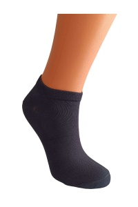 Soseta dama neagra din tricot fin fara cusaturi, purtata pe picior model