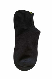Soseta scurta dama neagra cu broderie discreta vazuta de sus