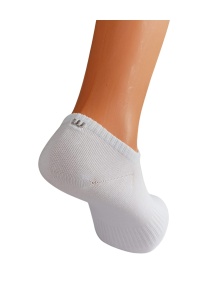 Prim-plan broderie discreta la calcai pe soseta scurta barbati alba