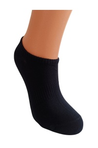 Picior model purtand soseta scurta dama neagra cu banda elastica la glezna