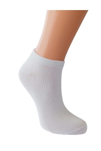 Soseta alba dama din tricot fin fara cusaturi, purtata pe picior model