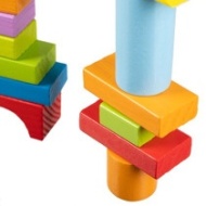 Joc cuburi lemn oras colorat, 100 piese de construit, cu galeata de sortare si saculet de depozitare, PM00022666