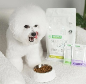 Superior Care White Dogs Topper Caini Adulti cu Ton si Biban in Sos - Gustare complementara Super Premium, pentru cainii adulti cu blana alba sau deschisa, 70g - Img 4