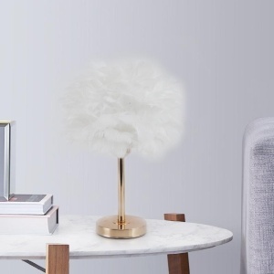 Veioză Decorativă cu Pene și Bază Aurie – Glamour și Căldură Vizuală