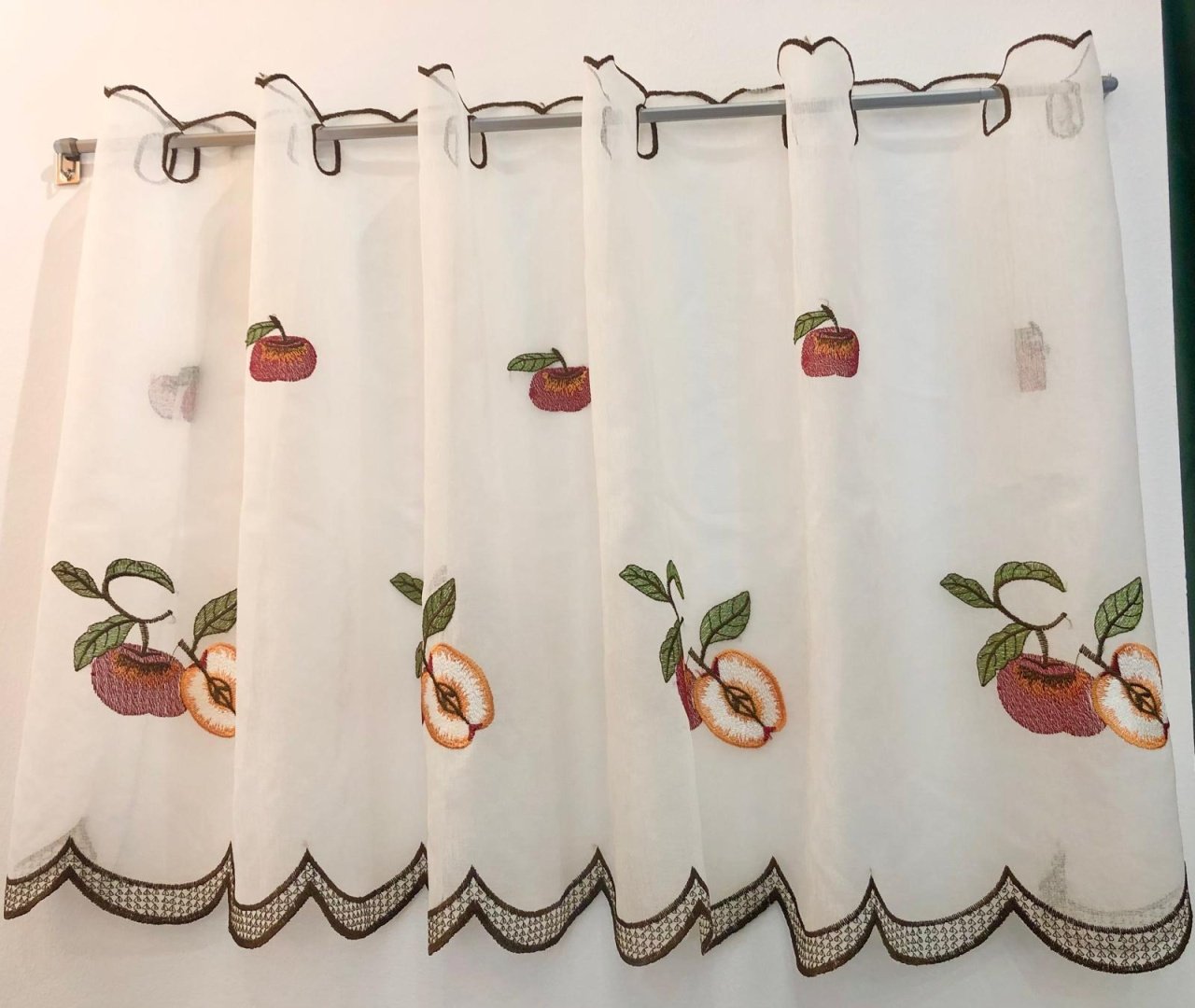 Perdea tip in, brodata, scurta cu inaltime de 60cm, pentru bucatarie, Hiko Apple pentru prindere direct pe geam