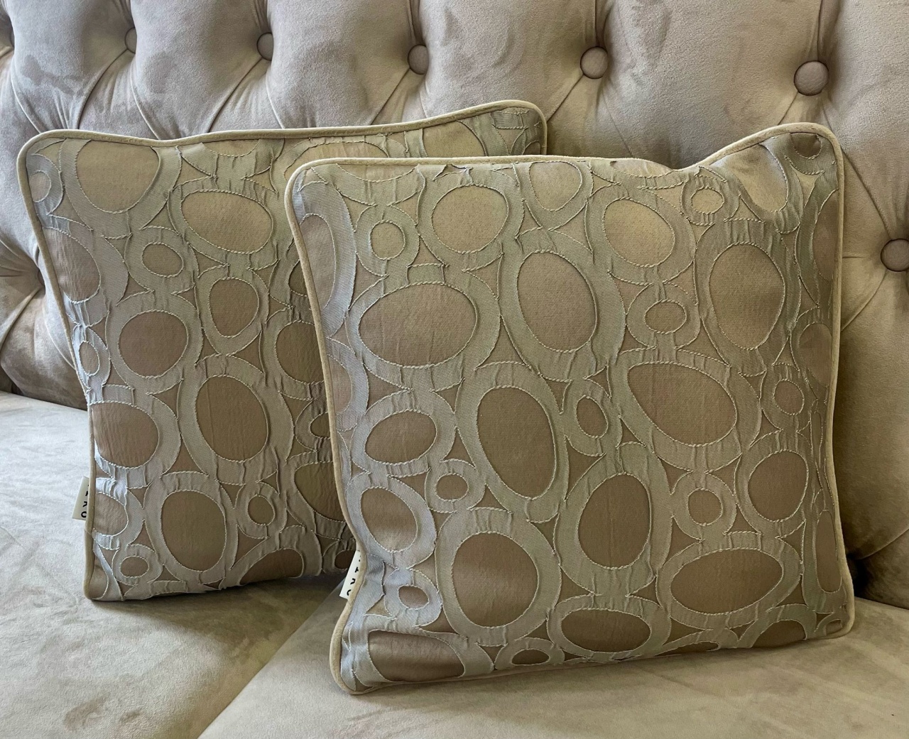 Set 2 perne decorative 2Face cu fata detasabila, Hiko, tafta bej, editie limitata