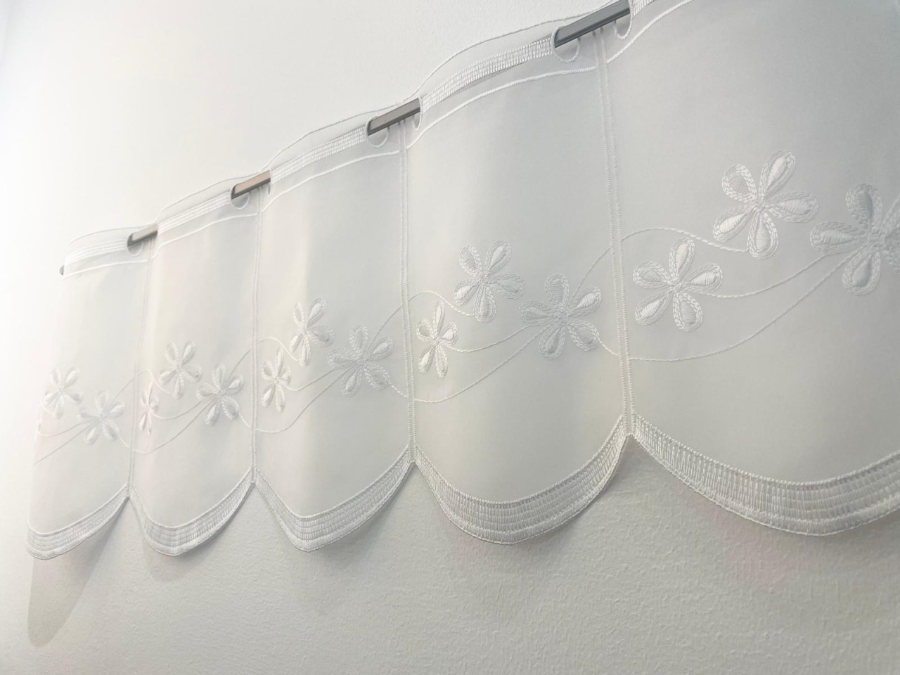 Perdea brodata tip in, scurta inaltime de 30cm, pentru bucatarie, Hiko Organza pentru prindere direct pe geam cu raport 1 la 1