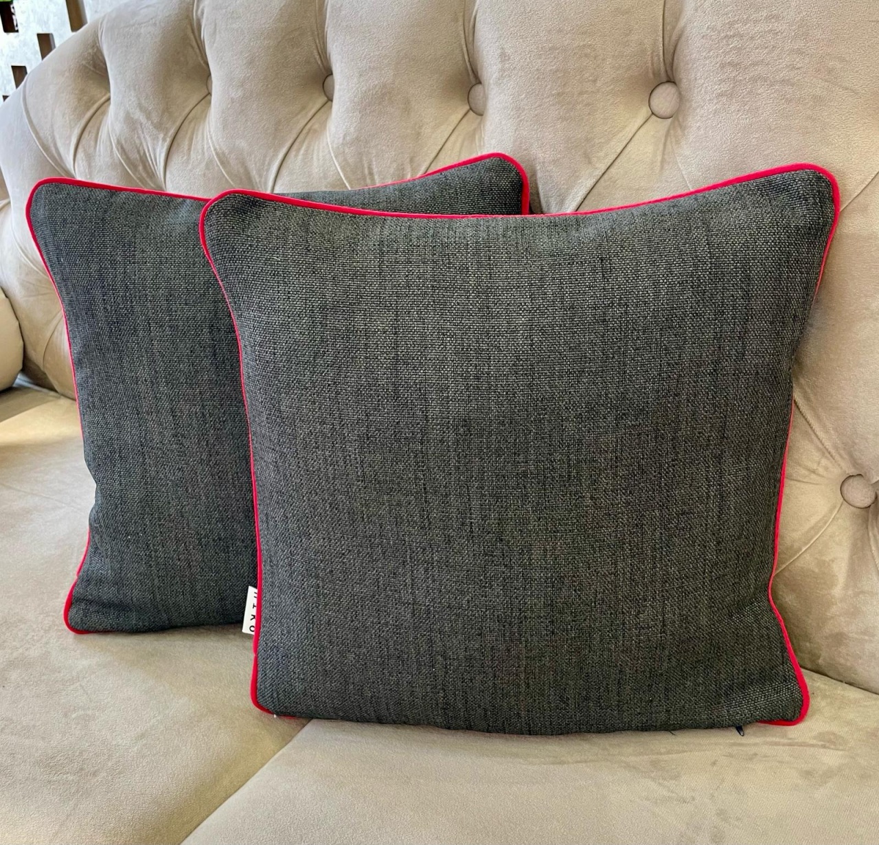 Set 2 perne decorative cu fata detasabila, Hiko antracit cu rosu, editie limitata