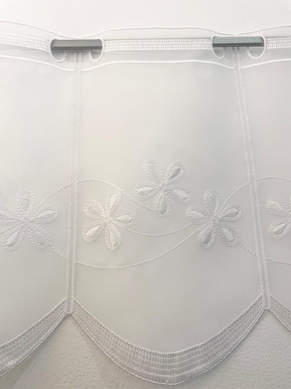 Perdea brodata tip in, scurta inaltime de 30cm, pentru bucatarie, Hiko Organza pentru prindere direct pe geam cu raport 1 la 1 - 1 | YEO