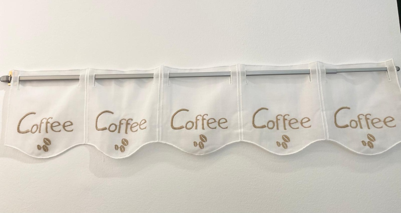 Perdea brodata tip in, scurta inaltime de 18cm, pentru bucatarie, Hiko Coffee pentru prindere direct pe geam cu raport 1 la 1 - 2 | YEO