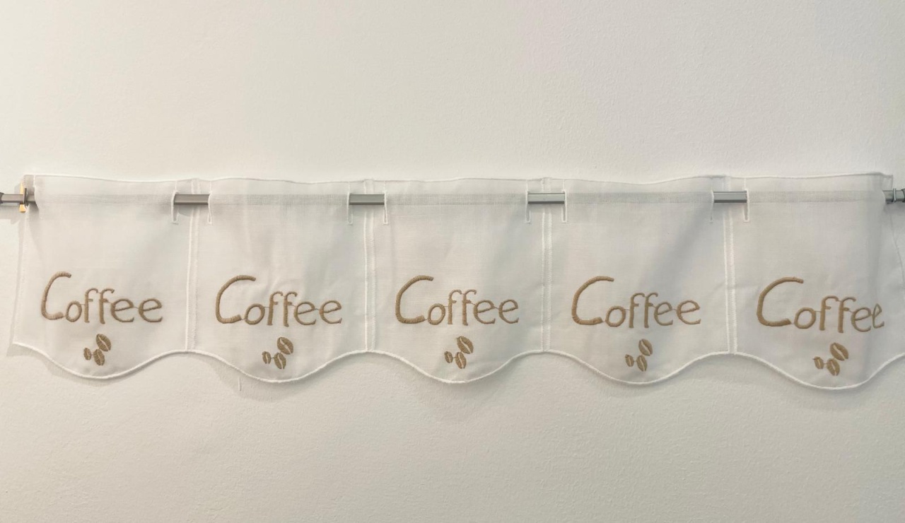 Perdea brodata tip in, scurta inaltime de 18cm, pentru bucatarie, Hiko Coffee pentru prindere direct pe geam cu raport 1 la 1