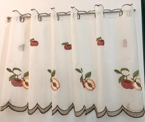 Perdea tip in, brodata, scurta cu inaltime de 60cm, pentru bucatarie, Hiko Apple pentru prindere direct pe geam