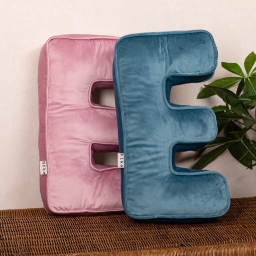 Perna XL, Hiko Name litera E din catifea albastra sau roz, cu vipusca 43x23x9cm - Img 1