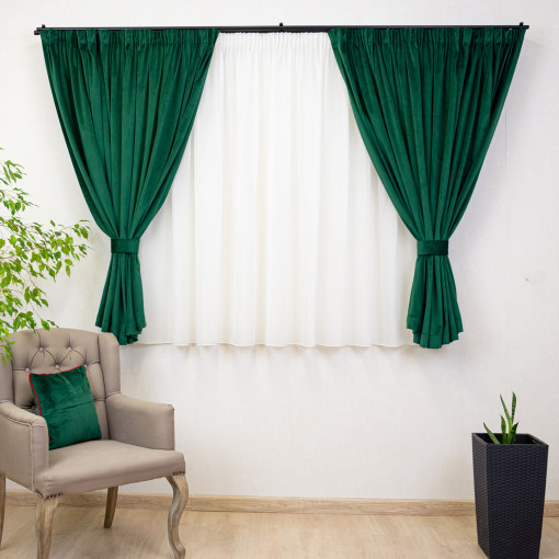 Set 5 piese Hiko, doua draperii scurte din catifea Comfy verde smarald cu 2 benzi de prindere si o perdea Ana voal, cu rejansa