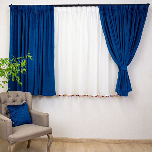Set 5 piese pentru copii, Hiko Kids, 2 draperii scurte din catifea Comfy albastru royal cu 2 benzi de prindere si o perdea Ana voal cu pom pom colorat, cu rejansa