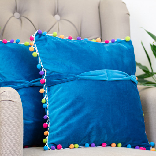 Set doua perne decorative cu fata detasabila, Hiko Comfy catifea turcoaz cu pom pom colorati