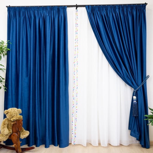 Set 4 piese Hiko, doua draperii COMFY catifea albastru royal si perdele Ana voal alb cu pom pom, cu rejansa