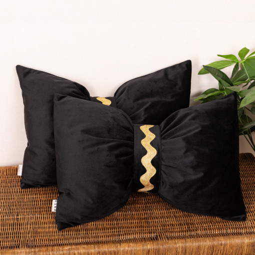 Set 2 perne decorative 2x40x60cm cu fata detasabila, Hiko COMFY Bow catifea neagra banda aurie