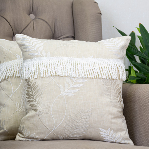 Set 2 perne decorative brodate, cu fata detasabila, Hiko Fantasy Frunze crem si bej cu banda decorativa 2x40x40cm