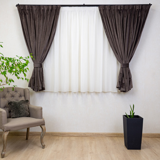 Set 5 piese Hiko, doua draperii scurte din catifea Comfy Deep taupe cu 2 benzi de prindere si o perdea Ana voal, cu rejansa