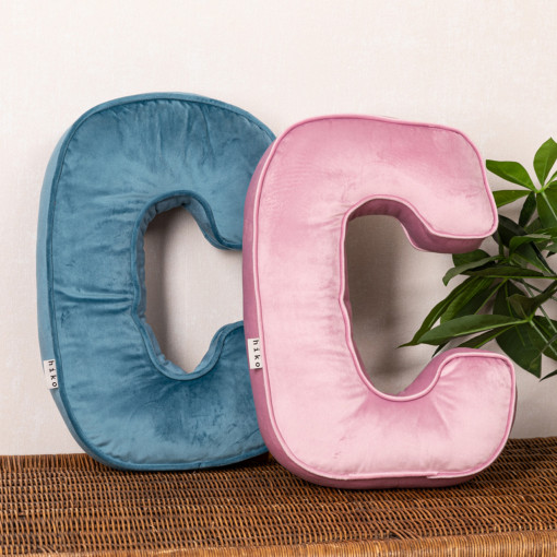Perna XL40cm, Hiko Name litera C din catifea albastra sau roz cu vipusca